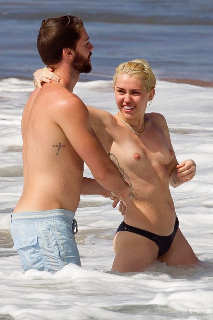 Miley Cyrus Topless (43)
