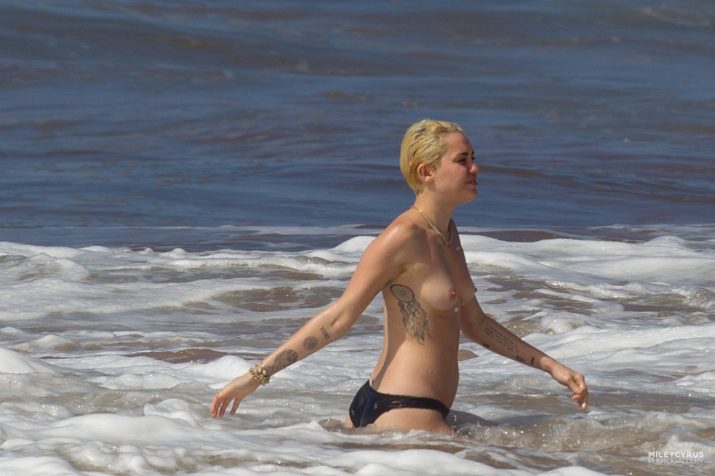 Miley Cyrus Topless (62)