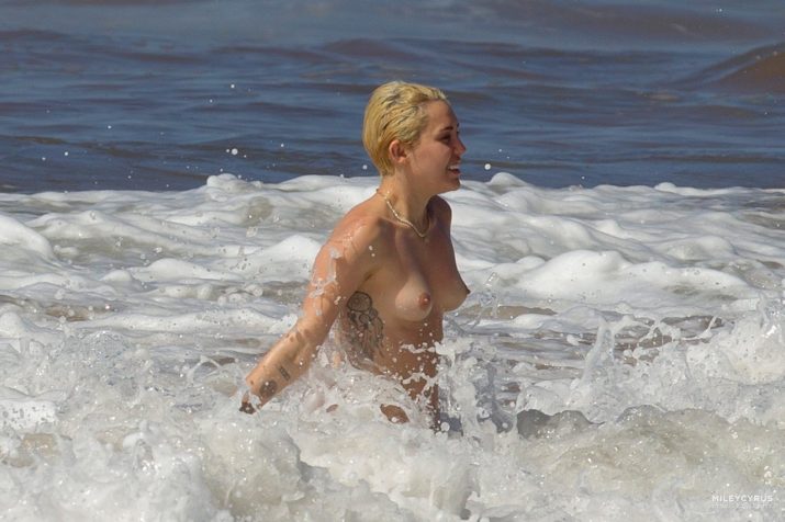 Miley Cyrus Topless (63)