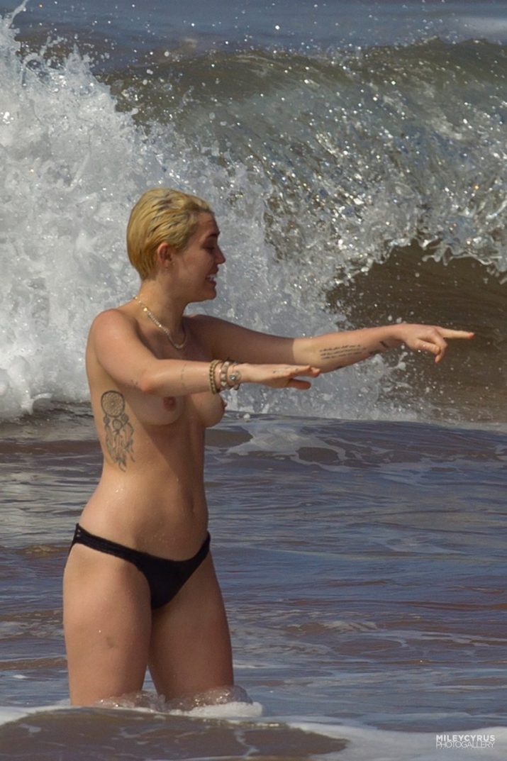 Miley Cyrus Topless (64)