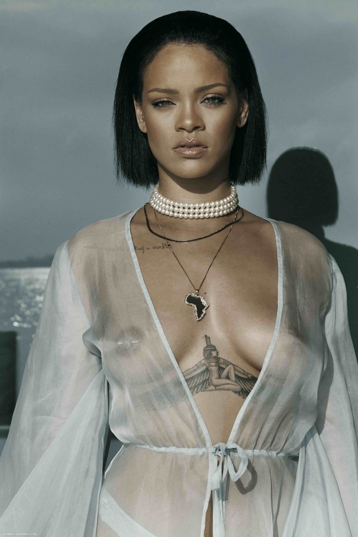 las-tetas-de-rihanna-12