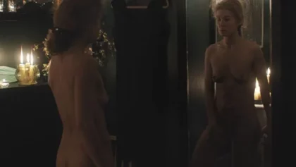 Rosamund Pike desnuda su coño peludo en Una Guerra Privada